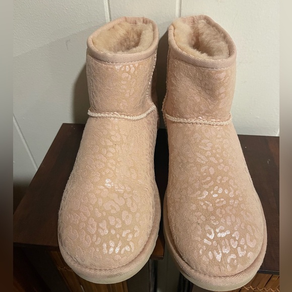 Ugg Mini Classic in snow leopard- color pink- size 8 women - Picture 3 of 7
